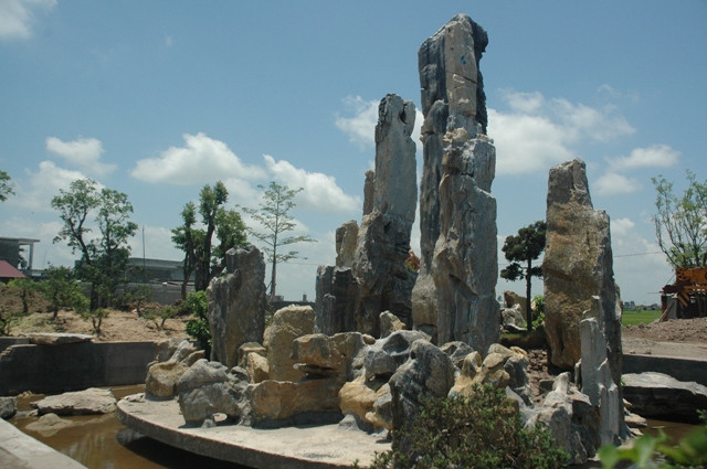 Đó chính là những khối đá "khổng lồ" tạo nên những hòn non bộ "khủng"... Đó chính là những khối đá "khổng lồ" tạo nên những hòn non bộ "khủng"...