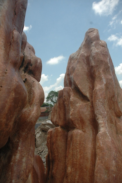 Độ "hoành tráng" đến từ những khối đá đỏ quý đã "tô điểm" cho khu nhà vườn Độ "hoành tráng" đến từ những khối đá đỏ quý đã "tô điểm" cho khu nhà vườn