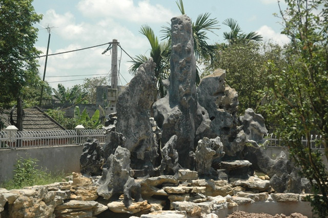 Hòn non bộ này khi hoàn thành có giá cũng khá đắt. Hòn non bộ này khi hoàn thành có giá cũng khá đắt.