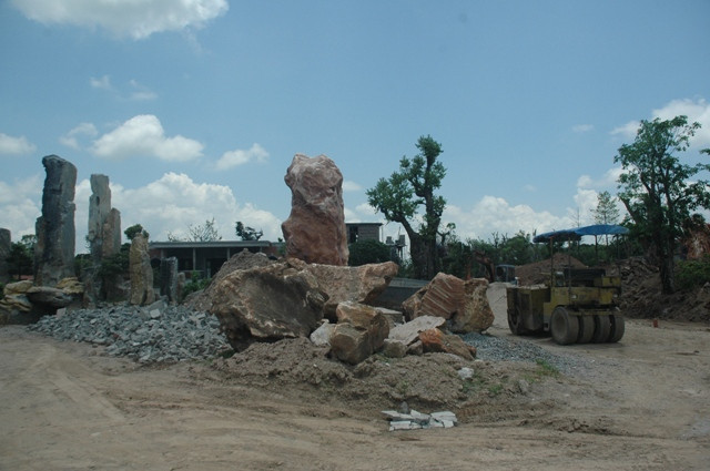 Mặc dù vẫn còn rất ngổn ngang nhưng thoạt nhìn cũng thấy được quy mô của nó Mặc dù vẫn còn rất ngổn ngang nhưng thoạt nhìn cũng thấy được quy mô của nó