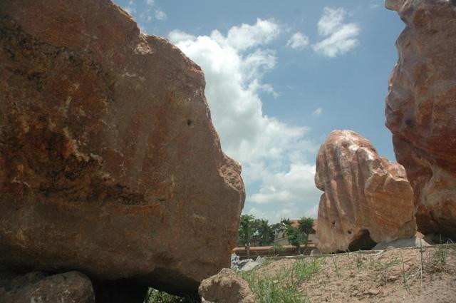 Những khối đã chưa được sắp đặt vẫn nằm chình ình phía cổng chính vào Những khối đã chưa được sắp đặt vẫn nằm chình ình phía cổng chính vào