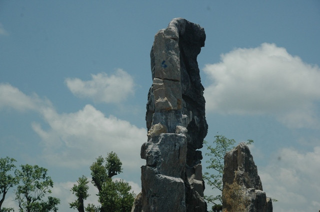 Những khối đá khá cao như những đỉnh núi Những khối đá khá cao như những đỉnh núi