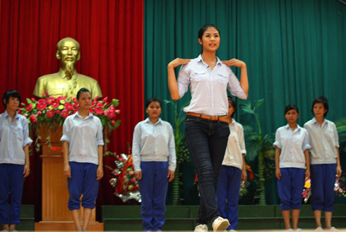 Cô làm mẫu cho các em. Theo Ngọc Hân, việc tập một dáng đi đẹp sẽ khiến các em gái tự tin hơn vào mình. Cô làm mẫu cho các em. Theo Ngọc Hân, việc tập một dáng đi đẹp sẽ khiến các em gái tự tin hơn vào mình.