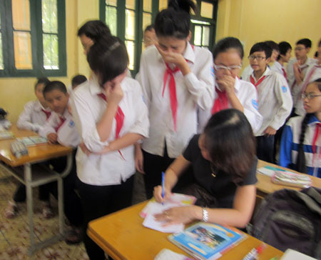 Giáo viên và học sinh viết những lời tạm biệt Tâm để cho vào lọ thủy tinh Giáo viên và học sinh viết những lời tạm biệt Tâm để cho vào lọ thủy tinh