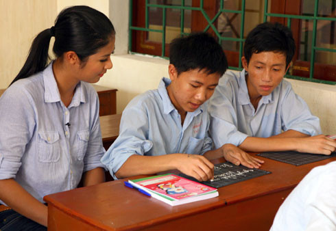 Nhưng khi gặp gỡ và giao lưu với các em, cô cảm nhận được ở những đứa trẻ ấy những tình cảm tốt đẹp, khác hẳn những lo ngại lúc đầu. "Các em ấy vẫn là cây xanh còn non, chưa định hình tính cách, chưa ý thức được nhiều về những việc mình đã làm". Nhưng khi gặp gỡ và giao lưu với các em, cô cảm nhận được ở những đứa trẻ ấy những tình cảm tốt đẹp, khác hẳn những lo ngại lúc đầu. "Các em ấy vẫn là cây xanh còn non, chưa định hình tính cách, chưa ý thức được nhiều về những việc mình đã làm".