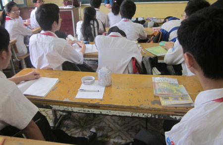 Chỗ ngồi của Tâm được các bạn đặt giấy, bút và lọ thủy tình đựng những lời chia tay đẫm nước mắt Chỗ ngồi của Tâm được các bạn đặt giấy, bút và lọ thủy tình đựng những lời chia tay đẫm nước mắt