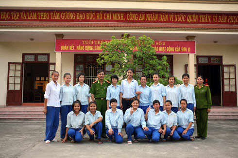 Lưu luyến chụp ảnh lưu niệm cùng cán bộ và học sinh trường giáo dưỡng Ninh Bình. Lưu luyến chụp ảnh lưu niệm cùng cán bộ và học sinh trường giáo dưỡng Ninh Bình.