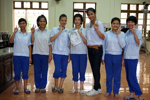 Tặng các em gái bức ký chân dung do cô vẽ. Tặng các em gái bức ký chân dung do cô vẽ.