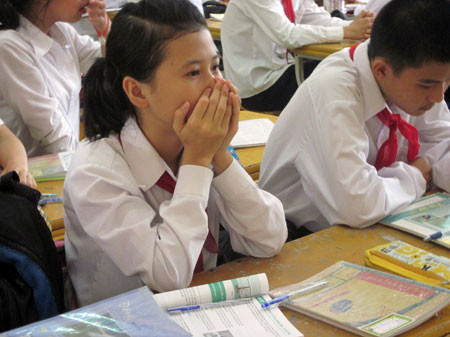 Mắt học sinh nào cũng sưng đỏ vì khóc bạn Mắt học sinh nào cũng sưng đỏ vì khóc bạn