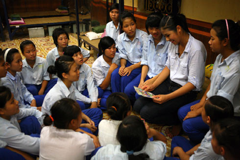 "Đây là lần đầu tiên tôi đến một trường giáo dưỡng nên tôi cũng có đôi chút do dự. Khi đến với các em nhỏ có hoàn cảnh cá biệt, không có được sự giáo dục đầy đủ từ nhỏ, tôi không biết liệu mình sẽ nói gì, chia sẻ những gì", Ngọc Hân nói. "Đây là lần đầu tiên tôi đến một trường giáo dưỡng nên tôi cũng có đôi chút do dự. Khi đến với các em nhỏ có hoàn cảnh cá biệt, không có được sự giáo dục đầy đủ từ nhỏ, tôi không biết liệu mình sẽ nói gì, chia sẻ những gì", Ngọc Hân nói.