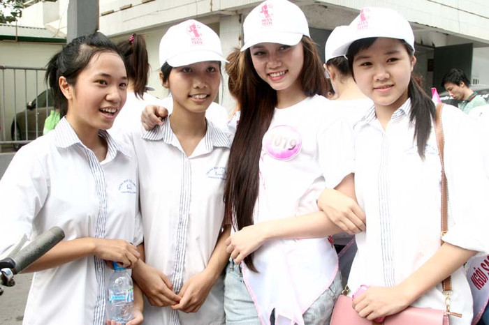 tạo dáng trước ống kính máy ảnh tạo dáng trước ống kính máy ảnh