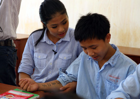 Hỏi chuyện một em có hình xăm ở cánh tay. Hỏi chuyện một em có hình xăm ở cánh tay.