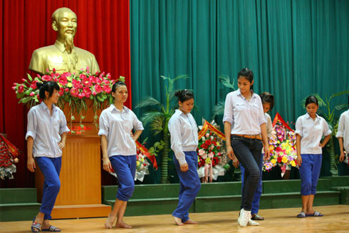 Người đẹp Hà Nội còn dạy các em gái làm người mẫu. Người đẹp Hà Nội còn dạy các em gái làm người mẫu.