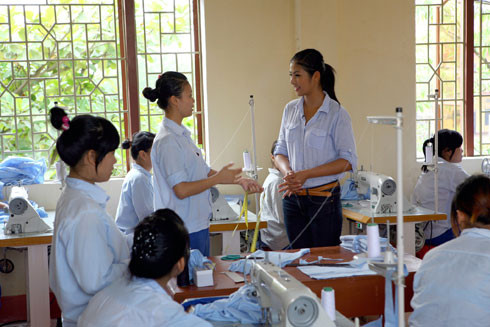 Thăm các em lớp học may. Thăm các em lớp học may.