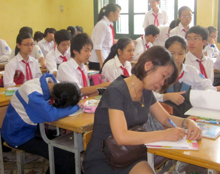 Giáo viên chủ nhiệm khóc nức nở khi viết những dòng chia tay đau lòng với cô học trò ngoan giỏi. Giáo viên chủ nhiệm khóc nức nở khi viết những dòng chia tay đau lòng với cô học trò ngoan giỏi.