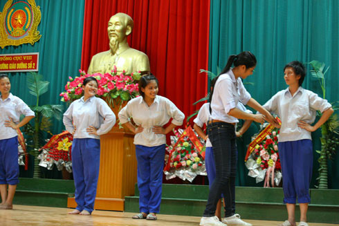 Các em gái thích thú với Các em gái thích thú với