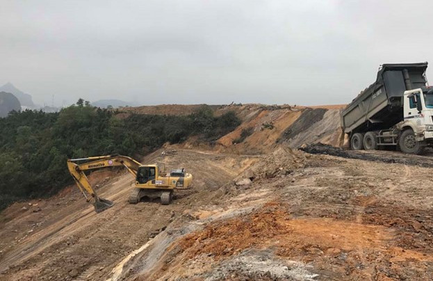 Chưa có Báo cáo đánh giá tác động môi trường (ĐTM) và bị yêu cầu dừng thi công nhưng chủ dự án vẫn tiến hành thi công rầm rộ (ảnh nguồn Báo Thanh Niên)