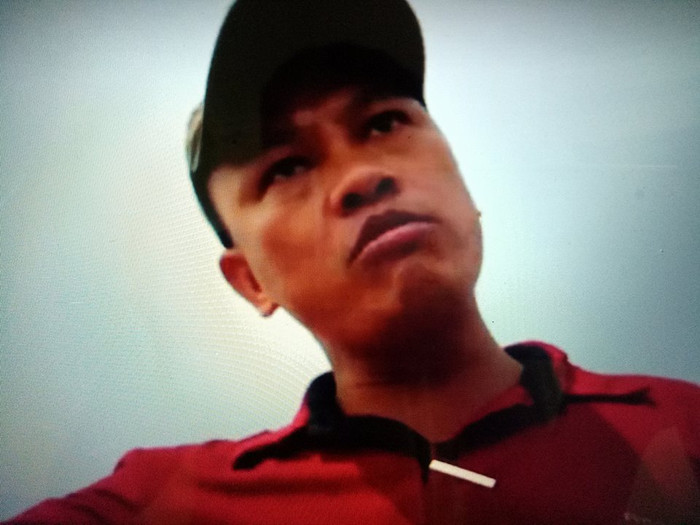 “Mày thích quay không? Mày muốn gì? Tôi yêu cầu ông ra ngoài…Tôi yêu cầu ông ra khỏi khu vực này, kể cả ông quay, đập luôn đi….”, lời lẽ thách thức, dọa dẫm của người mặc áo đỏ rồi sau đó đập máy ảnh của phóng viên.