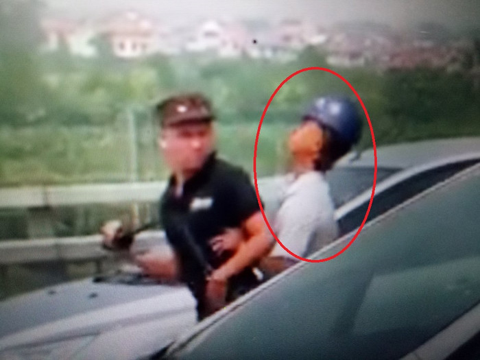 Đối tượng (áo trắng) cố tình xô đẩy, làm hư hỏng máy ghi hình của phóng viên rồi sau đó bỏ đi (Ảnh MC)