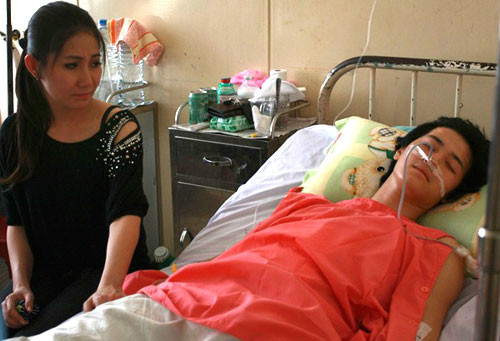 Huỳnh Anh phải vào viện mổ cấp cứu bị nghi là chiêu làm nóng tên tuổi của người quản lý hotboy này.