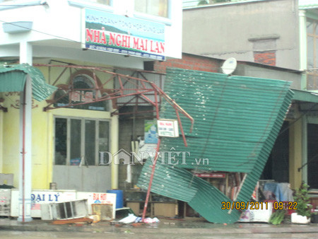 Gió lớn khiến cột biển quảng cáo xiêu vẹo - Ảnh: Xuân Long