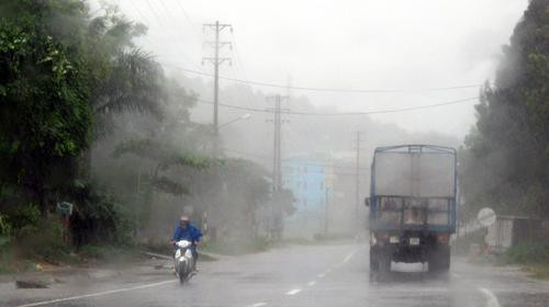 Mưa lớn trên quốc lộ 18 - Ảnh: Tuổi trẻ