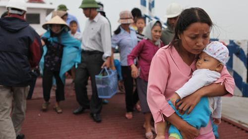 Người già, phụ nữ, trẻ em sơ tán bằng phà từ đảo Cát Hải sang đảo Cát Bà (Hải Phòng) tránh bão - Ảnh: Tuổi trẻ