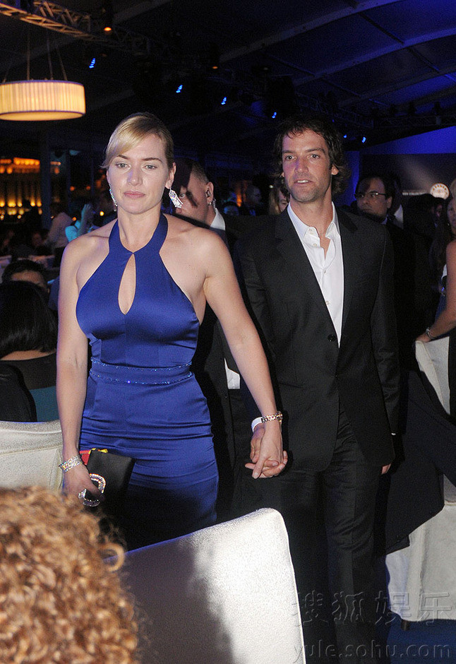 Hai người dành cho nhau những hành động quan tâm chăm sóc bình dị nhưng thật lãng mạn, gián tiếp dập tan tin đồn thất thiệt. Hai người dành cho nhau những hành động quan tâm chăm sóc bình dị nhưng thật lãng mạn, gián tiếp dập tan tin đồn thất thiệt.