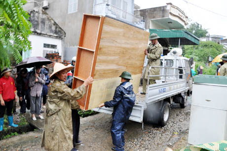 Những hộ dân gặp nguy hiểm được di dời (Ảnh: báo Quảng Ninh)