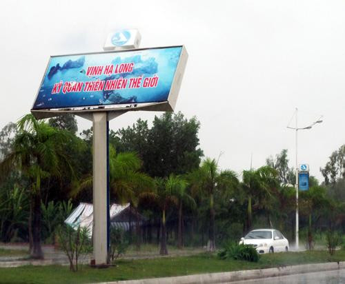 Gió lớn khiến cột biển quảng cáo xiêu vẹo - Ảnh: Tuổi trẻ