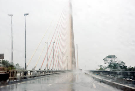 Quảng Ninh: Sở GTVT đã bắt đầu thực hiện việc cấm người đi bộ, phương tiện thô sơ và xe mô tô qua cầu Bãi Cháy (Ảnh: báo Quảng Ninh)