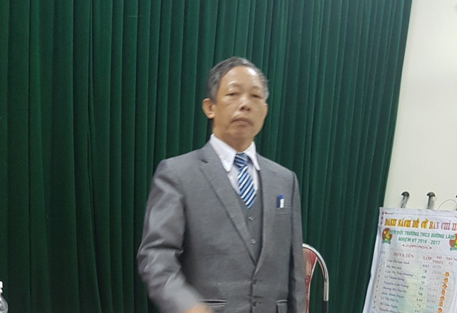 Trong buổi làm việc với phóng viên, ông Nguyễn Bác Ái _ Hiệu trưởng trường THCS Đường Lâm cho rằng giáo viên thu tiền là do tình cảm, nể nang (ảnh MC)