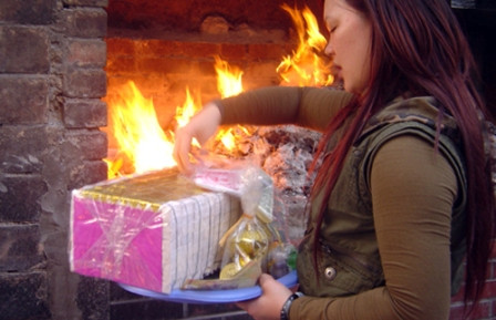 Biết rõ nguồn gốc của tập tục đốt vàng mã, người dân liệu có nên gây thêm lãng phí?