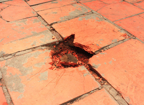 Sức công phá của thiết bị nổ để lại hố sâu 20 cm và đường kính 25 cm Sức công phá của thiết bị nổ để lại hố sâu 20 cm và đường kính 25 cm