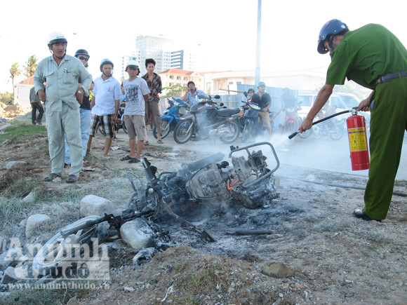 Lực lượng công an sử dụng bình chữa để dập đám cháy