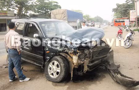Chiếc xe con bị nát đầu
