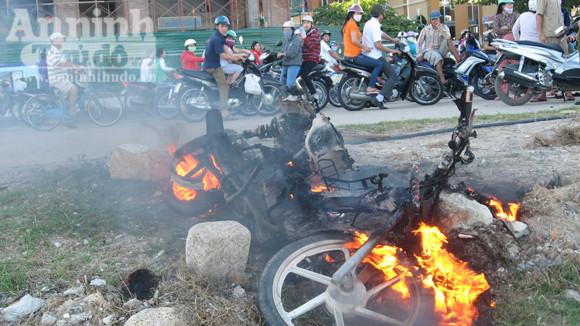 Chiếc xe bùng cháy dữ dội