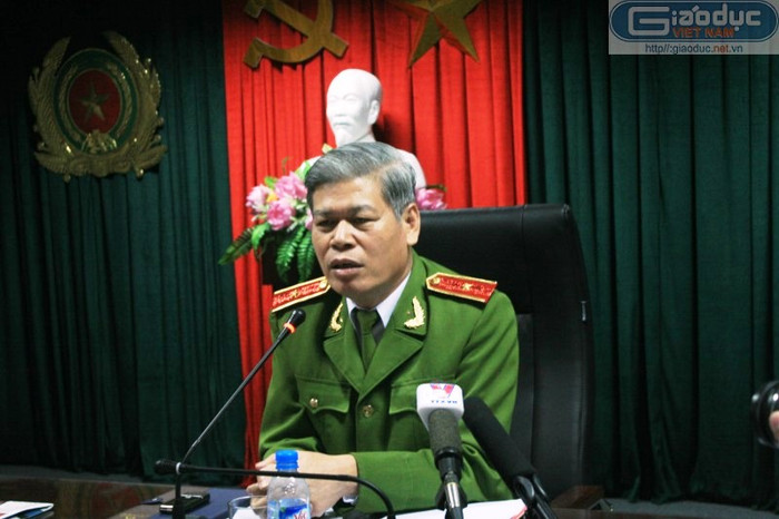 Thiếu tướng Đỗ Đình Nghị, Phó Tổng cục trưởng Tổng cục Cảnh sát quản lý hành chính về trật tự an toàn xã hội phát biểu trong buổi họp báo chiều 12/11 Thiếu tướng Đỗ Đình Nghị, Phó Tổng cục trưởng Tổng cục Cảnh sát quản lý hành chính về trật tự an toàn xã hội phát biểu trong buổi họp báo chiều 12/11