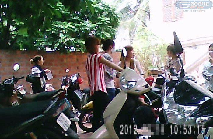 Chỉ tại một điểm tuyển trên địa bàn huyện ngày nào cũng có 40 - 50 cô gái đi tuyển chồng thì việc xã "trắng" con gái độ tuổi xuân thì là điều khó tránh khỏi. Chỉ tại một điểm tuyển trên địa bàn huyện ngày nào cũng có 40 - 50 cô gái đi tuyển chồng thì việc xã "trắng" con gái độ tuổi xuân thì là điều khó tránh khỏi.