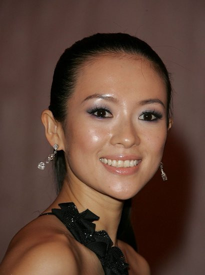 Bức ảnh này nữa càng cho thấy nhược điểm của nàng Hoa đán số 1 điện ánh Hoa ngữ Chương Tử Di: không nên chụp cận mặt.