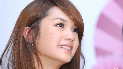 Nhìn ở góc này thì Dương Thừa Lâm sở hữu làn da mà bất kỳ người phụ nữ nào cũng ao ước.