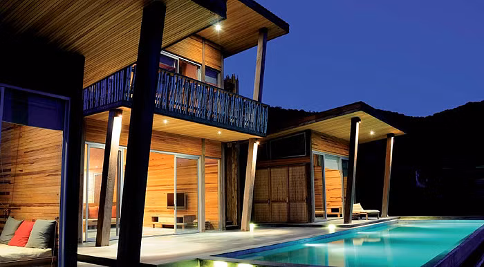 Được biết, giá thuê phòng tại Six Senses Côn Đảo Resort & Spa dao động từ 315 USD cho biệt thự nhìn thấy biển (Ocean View Villa), 385 USD cho biệt thự có mặt tiền hướng ra biển (Ocean Front Villa), 455 USD cho biệt thự cao cấp hướng ra biển (Ocean Front Deluxe Villa ) và 1.300 USD cho biệt thự có 3 phòng ngủ hướng ra biển (Ocean View 3 Bedroom Villa).