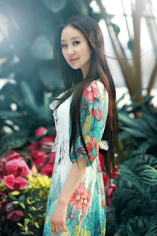 8. Thư Sướng (1987). Thư Sướng đóng phim từ lúc lên 5 tuổi. Tới nay Thư Sướng đã tham gia trên 20 bộ phim. Lúc mới vào nghề cô chỉ đảm nhận những vai nhưng sau đó bằng khả năng diễn xuất tuyệt vời của mình, Thư Sướng đã dần dần được đảm nhận các vai chính như Tiểu Ngọc trong Bảo liên đăng, Thủy Sinh trong Liên thành quyết, Tinh vệ trong Chuyện nàng Tinh vệ lấp biển, Kiến Ninh Công chúa trong Tân Lộc Đỉnh ký.