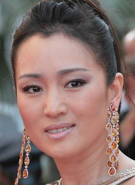 Củng Lợi và dấu hiệu của thời gian trên gương mặt.