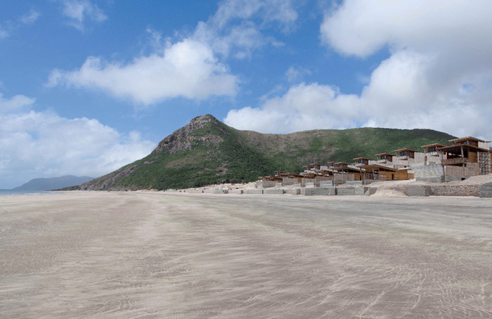 Nằm cách bờ biển phía Đông Nam Việt Nam 230 km, Côn Đảo nằm trong quần thể 16 hòn đảo với diện tích 76 km2. Nơi đây mang vẻ đẹp hoang sơ với 80% diện tích là rừng quốc gia gồm khu bảo tồn biển rộng 140 km2. Tờ New York Times cũng từng nhận xét: “Côn Đảo - quần đảo nằm ở phía Đông Nam Việt Nam là một trong những điểm đến ấn tượng ở Đông Nam Á”. Nằm cách bờ biển phía Đông Nam Việt Nam 230 km, Côn Đảo nằm trong quần thể 16 hòn đảo với diện tích 76 km2. Nơi đây mang vẻ đẹp hoang sơ với 80% diện tích là rừng quốc gia gồm khu bảo tồn biển rộng 140 km2. Tờ New York Times cũng từng nhận xét: “Côn Đảo - quần đảo nằm ở phía Đông Nam Việt Nam là một trong những điểm đến ấn tượng ở Đông Nam Á”.