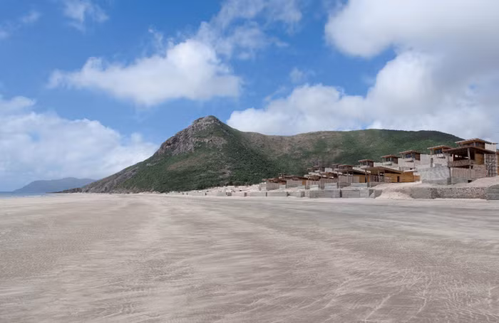 Nằm cách bờ biển phía Đông Nam Việt Nam 230 km, Côn Đảo nằm trong quần thể 16 hòn đảo với diện tích 76 km2. Nơi đây mang vẻ đẹp hoang sơ với 80% diện tích là rừng quốc gia gồm khu bảo tồn biển rộng 140 km2. Tờ New York Times cũng từng nhận xét: “Côn Đảo - quần đảo nằm ở phía Đông Nam Việt Nam là một trong những điểm đến ấn tượng ở Đông Nam Á”.