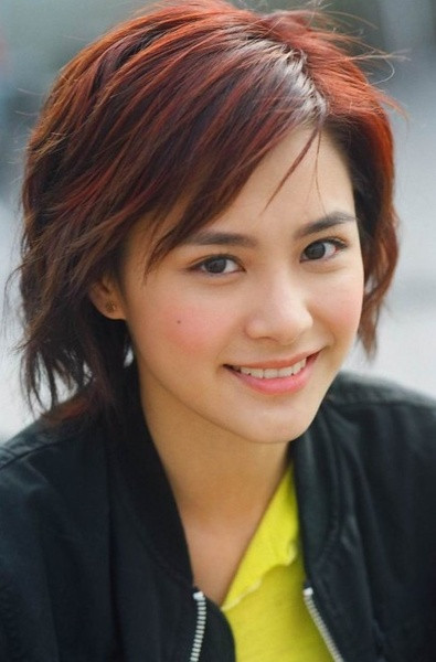 Chung Hân Đồng dù trang điểm nhẹ nhàng nhưng nụ cười thì rất xinh đẹp