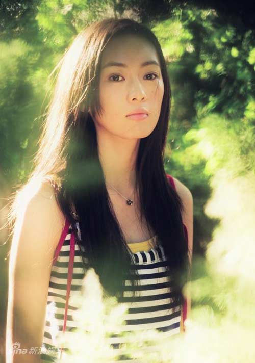 9. Đồng Dao (1985). Khuôn mặt cá tính và diễn xuất đa dạng đã giúp cô gái trẻ tuổi đến từ thành phố Côn Minh – Vân Nam (Trung Quốc) được người hâm mộ mệnh danh là “Tiểu Tử Di”. Cùng với Cam Vy - “kẻ thế ngôi” của nữ hoàng thị phi Phạm Băng Băng, Đồng Dao là tên tuổi được nhắc đến nhiều nhất trên các phương tiện truyền thông thời gian gần đây.