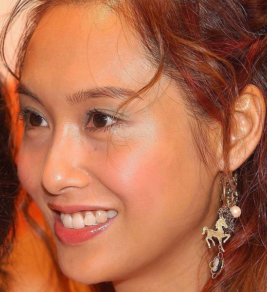 Chu Ân có nụ cười "cứu lại" mái tóc không gọn gàng.