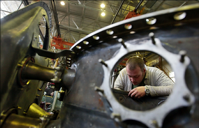 Nhà máy có sự phục vụ các kỹ sư, công nhân với tay nghề và trình độ chuyên môn cao. Nhà máy có sự phục vụ các kỹ sư, công nhân với tay nghề và trình độ chuyên môn cao.